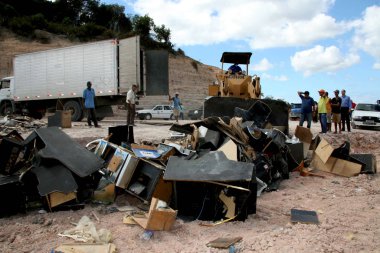 Çekici pf tarafından ele geçirilen makineleri yok eder