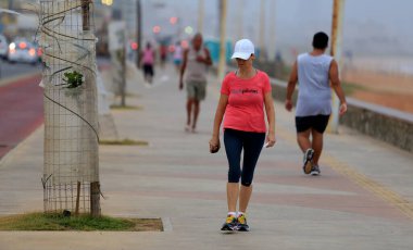  İnsanlar sokakta fiziksel aktivite yapıyorlar.