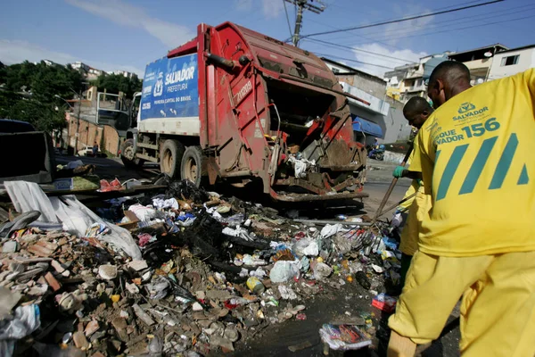 Вывоз мусора в городе — стоковое фото