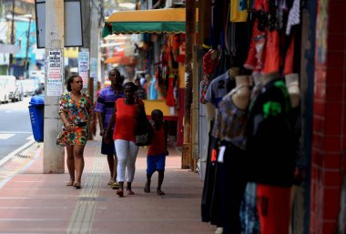 Şehir merkezinde Salvador 'da ayakkabıcılar var.