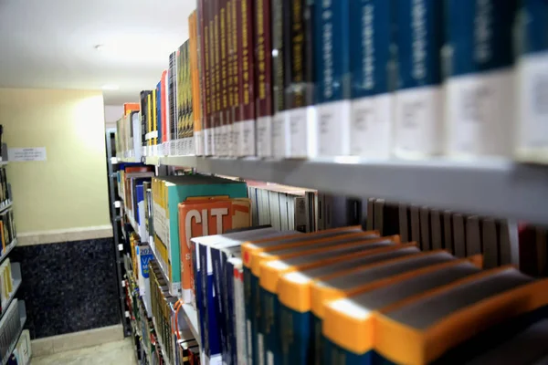 Biblioteca com livros na biblioteca — Fotografia de Stock