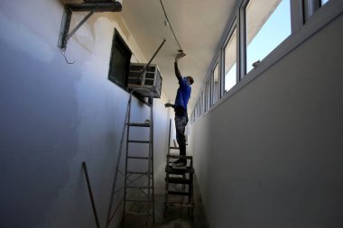 yenileme işindeki işçiler