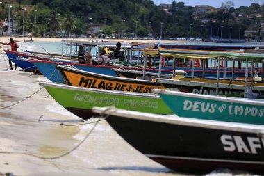tekne limanda duruyor.