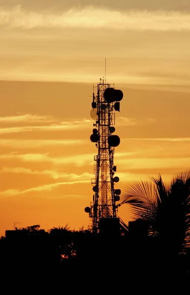 Torre del cellulare e canali tv — Foto Stock