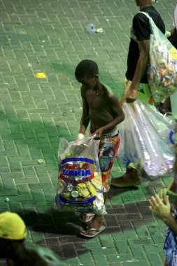 Genç adam çocuk işçiliği yaparken görülüyor.