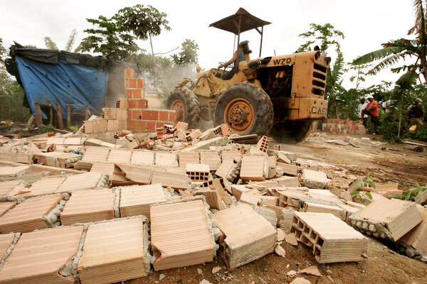 машина, разрушающая неровные здания
