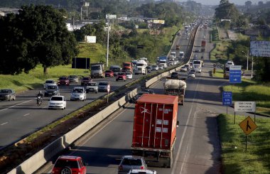 Salvador 'daki BR 324 otoyolunda araçlar