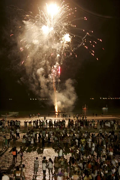 Feuerwerk zu Neujahr in Salvador-Vorort — Stockfoto