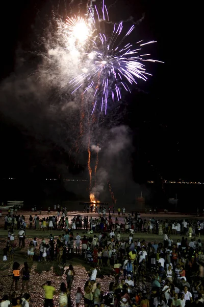 Feuerwerk zu Neujahr in Salvador-Vorort — Stockfoto
