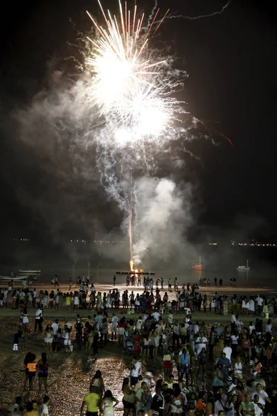 Feuerwerk zu Neujahr in Salvador-Vorort — Stockfoto