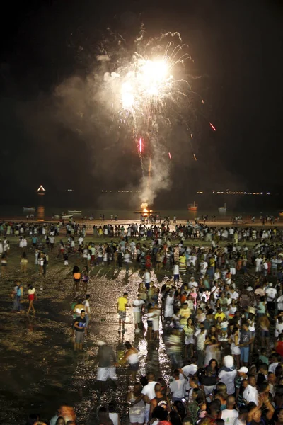 Ohňostroj během nového roku na předměstí Salvadoru — Stock fotografie