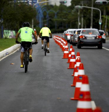 Salvador caddesinde bir sokakta bisiklet sürüyorum.
