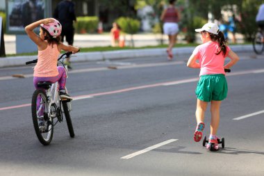 İnsanlar dışarıda fiziksel aktivite yapıyorlar.