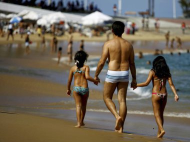 Salvador 'daki porto da barra' da deniz banyosu