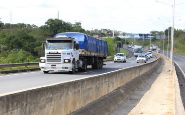 Simoes Filho 'daki Br 324 otoyolunda araçlar