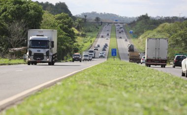 Simoes Filho 'daki Br 324 otoyolunda araçlar