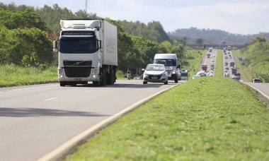 Simoes Filho 'daki Br 324 otoyolunda araçlar