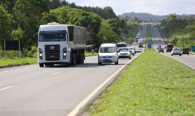 Simoes Filho 'daki Br 324 otoyolunda araçlar