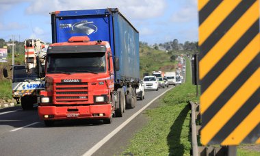 Simoes Filho 'daki Br 324 otoyolunda araçlar