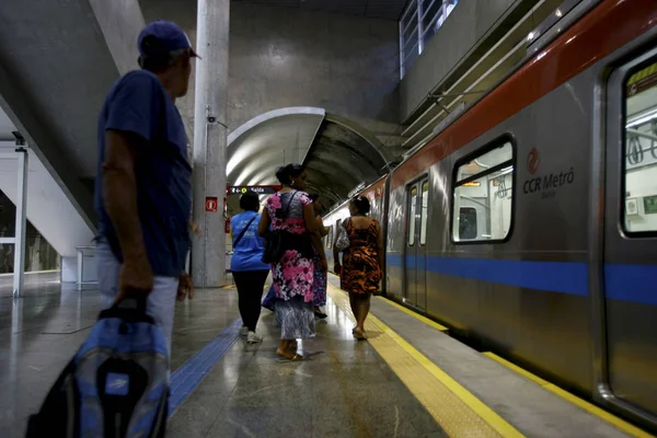 Люди ждут метро в Сальвадоре — стоковое фото