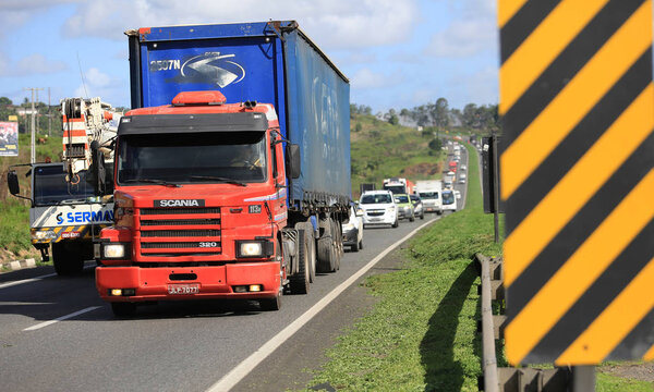 Транспортные средства на шоссе BR 324 в Simoes Filho
