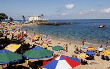 Salvador 'daki porto da barra' da deniz banyosu