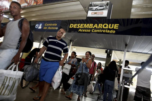 Passagerare vid Salvadors busstation — Stockfoto