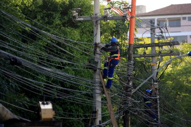 Salvador 'da elektrik ağının bakımı