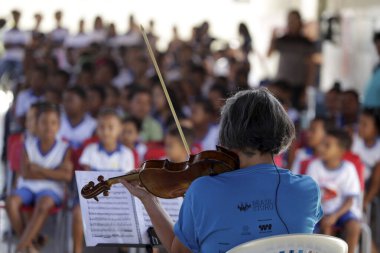 Devlet okulu öğrencileri için enstrümantal müzik