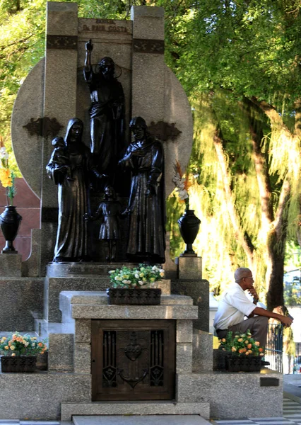 サラドール市の墓地の墓の彫刻は — ストック写真
