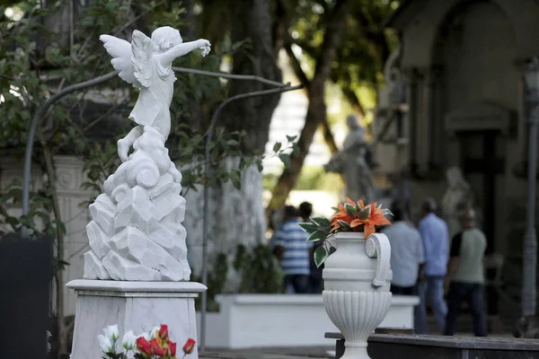 Скульптура на кладбищенских могилах в городе Сальвадор — стоковое фото