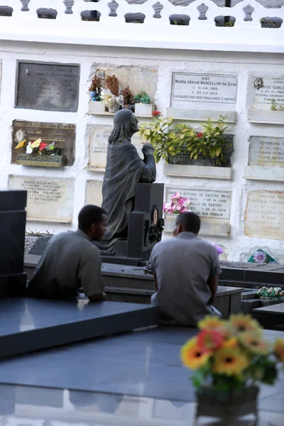 Скульптура на кладбищенских могилах в городе Сальвадор — стоковое фото