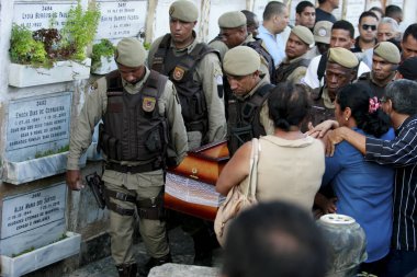 Askeri polis Salvador 'da defnedildi.