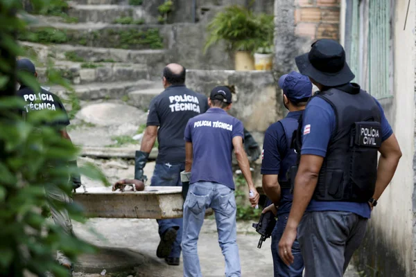 Mann wird bei Bergungsarbeiten getötet — Stockfoto