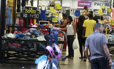 Salvador 'da bir sokak dükkanında müşteriler
