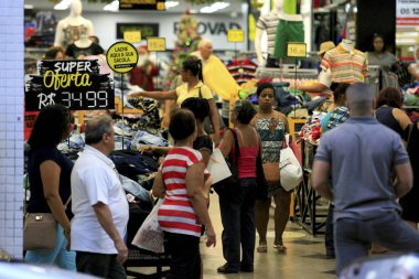 Salvador 'da bir sokak dükkanında müşteriler