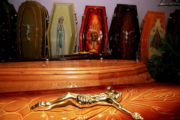 Funeral parlor coffin — Stock Photo, Image