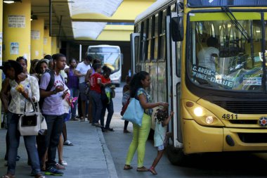 Salvador 'daki Lapa İstasyonu yolcuları