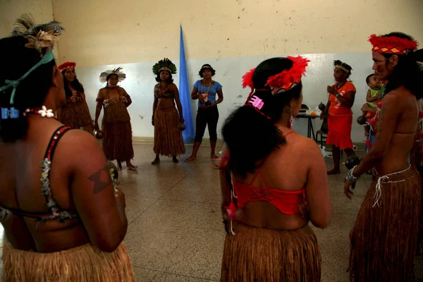 Rdzenne kobiety podczas spotkania — Zdjęcie stockowe