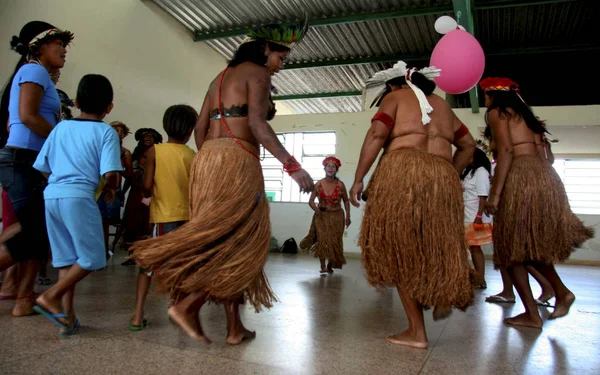 会議中に先住民族の女性が — ストック写真