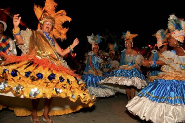 Caravelas 'taki karnavalda samba okulu.