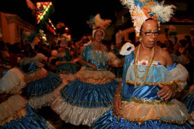 Caravelas 'taki karnavalda samba okulu.