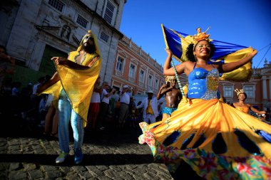 Salvador karnavalındaki samba okulu.