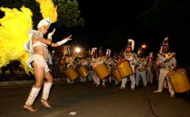 İlheus karnavalındaki samba okulu.