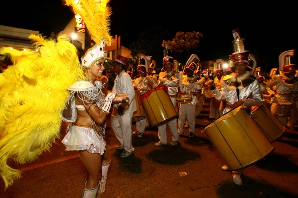 Школа самба на карнавалі ільхея. — стокове фото