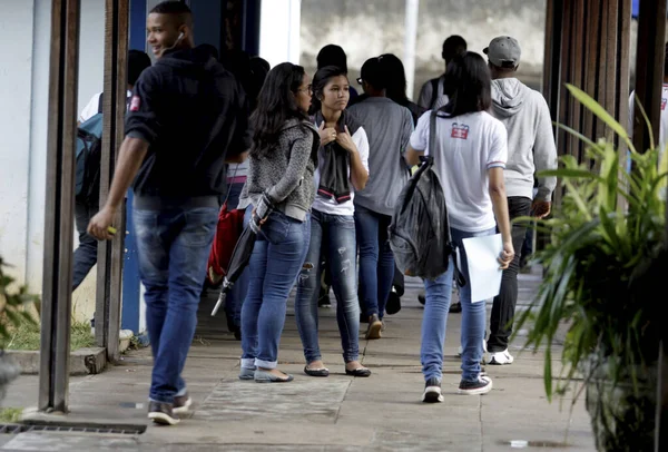 Alunos da escola pública em sala de aula — Fotografia de Stock