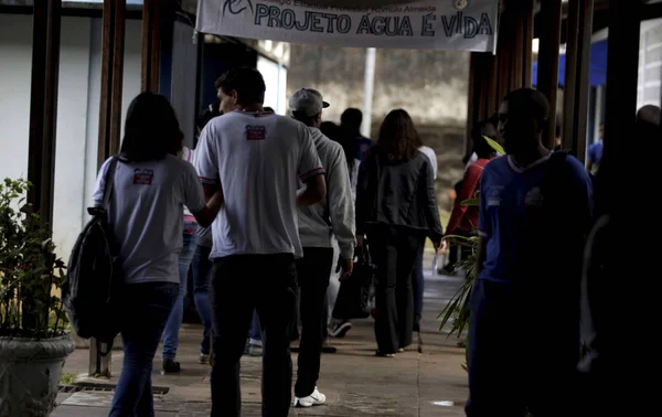 Alunos da escola pública em sala de aula — Fotografia de Stock