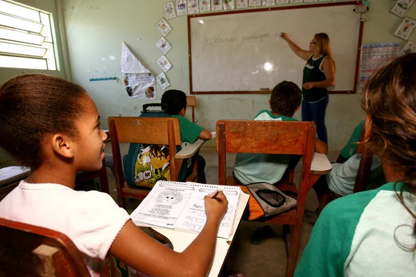 Professor e alunos da escola pública — Fotografia de Stock