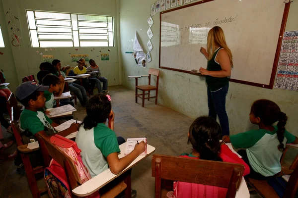 Professor e alunos da escola pública — Fotografia de Stock