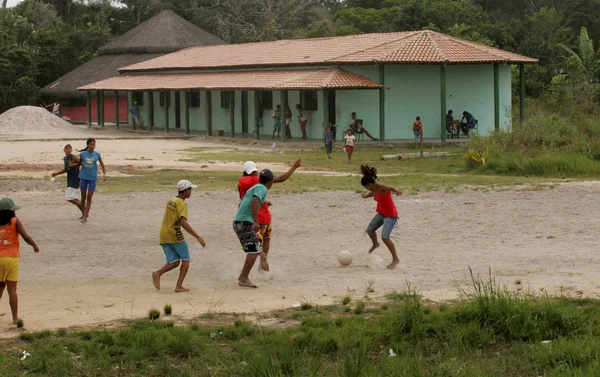 Fútbol en la escuela indígena —  Fotos de Stock